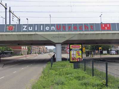 901863 Gezicht op het spoorwegviaduct over de Cartesiusweg bij station Utrecht Zuilen, vanuit het zuidwesten. Op het ...